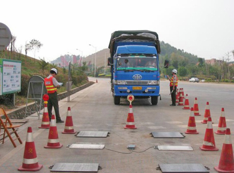 軸重秤-高速公路交警專(zhuān)用地磅、便攜式公路超載檢測(cè)系統(tǒng)